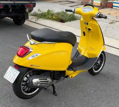 Piaggio Vespa 2022 жёлтого цвета