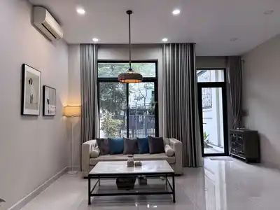 Таунхаус в Q2 Lakeview City, 1 этаж, 3 уровня, 5 спален, мебель, готов к заселению