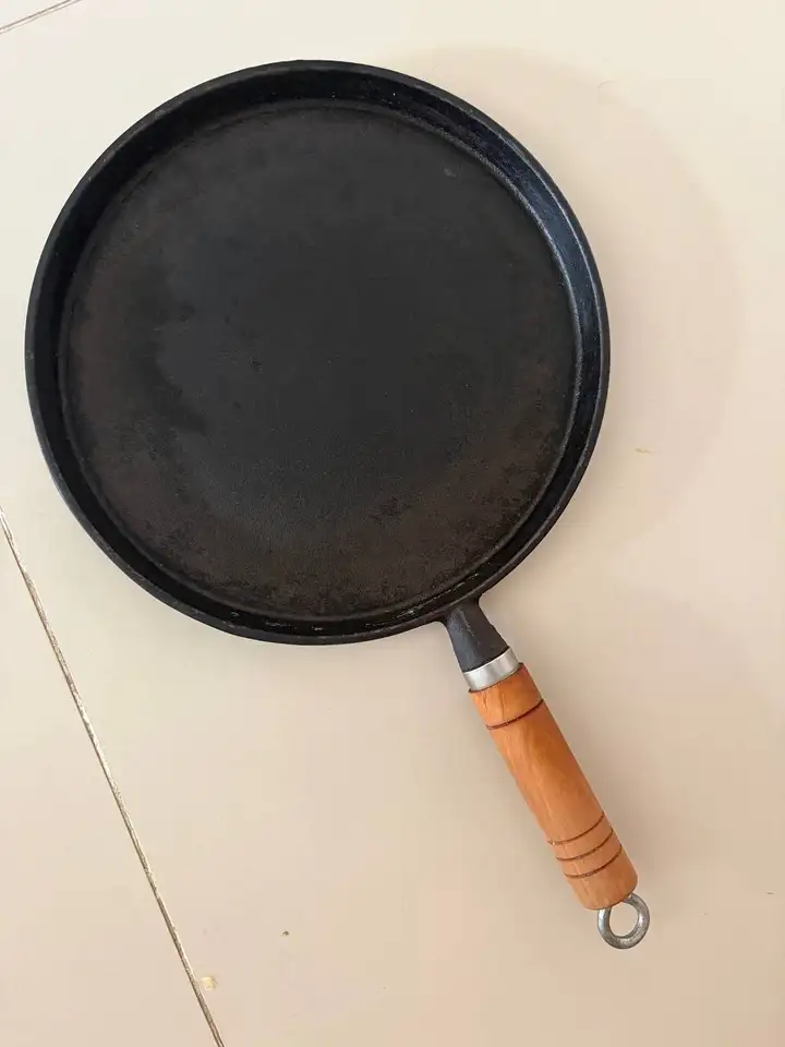 Чугунная тяжелая сковородка с деревянной ручкой