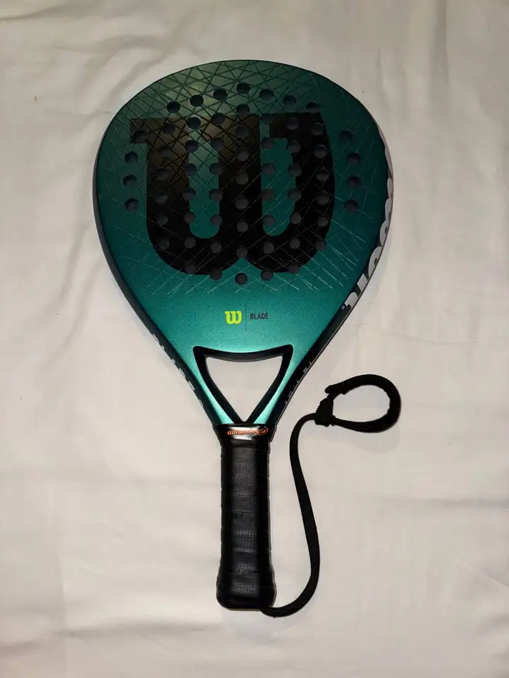 Теннисные ракетки Yonex Ezone 100 G4 и Wilson Blade V3 Pro