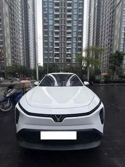 Vinfast VF7 электрический белого цвета