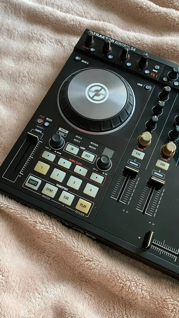 DJ контроллер Traktor S4 MK2