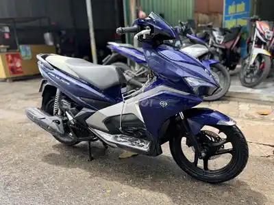 Синий скутер Honda Air Blade 2017