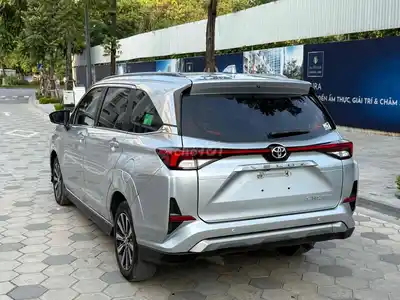 Toyota Veloz 2022 вариатор серебристый 7 мест