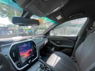 Автоматический номер VinFast Lux A2.0 с турбонаддувом, белый