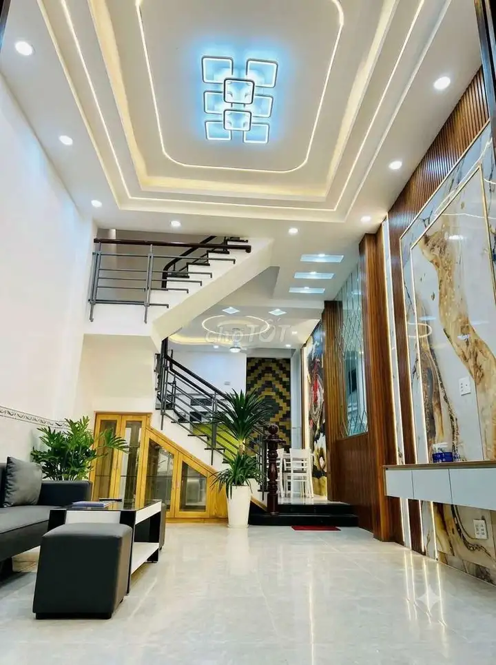 Дом в Бинь Три Донг, 4х14м, 5 спален, автоподъезд, оформлен