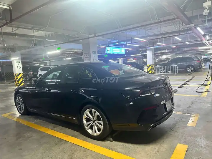 VinFast Lux A2.0 2022 черный 95000 км