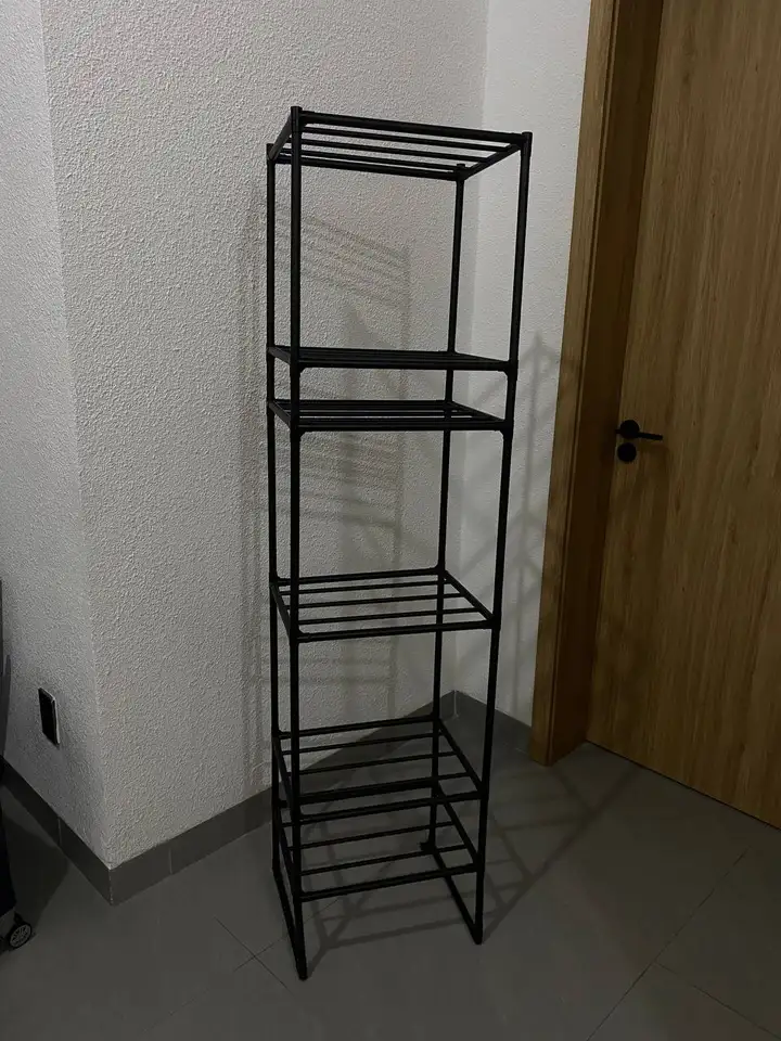 Рабочий стол, стул, этажерка, утюг, посуда, светильник, шлем, сушилка