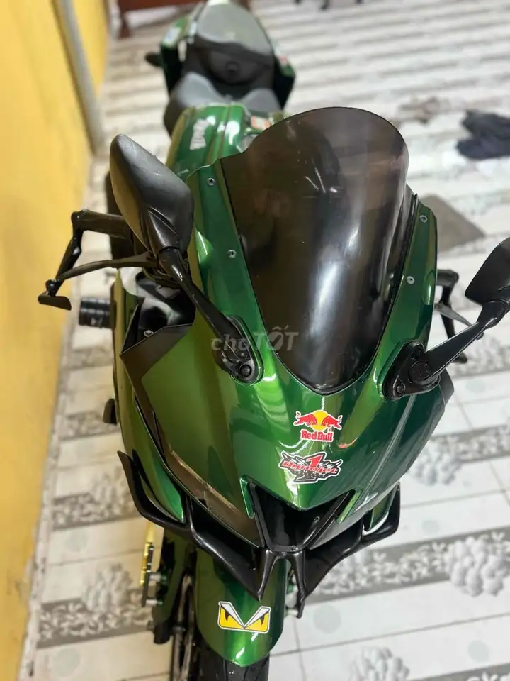 Yamaha R15 зелёная, механическая коробка передач