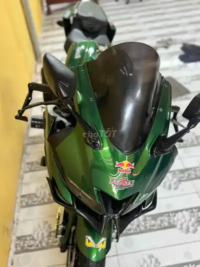 Yamaha R15 зелёная, механическая коробка передач