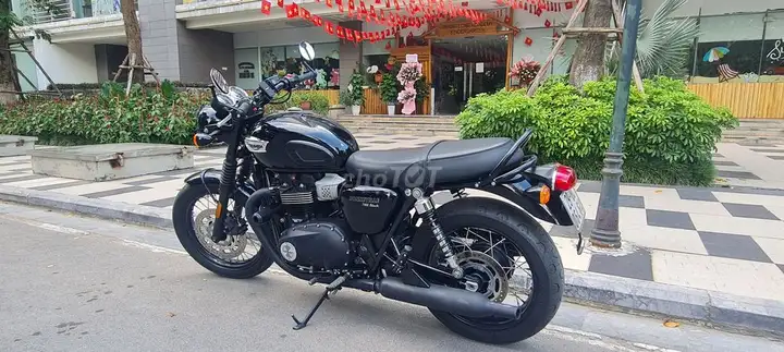 Triumph T100 2020 черный 9500км