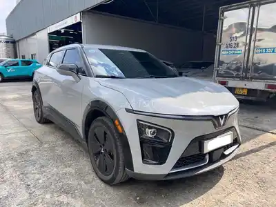 Серый суперсерфинг Vinfast VF7 Eco 2026, 7 000 км