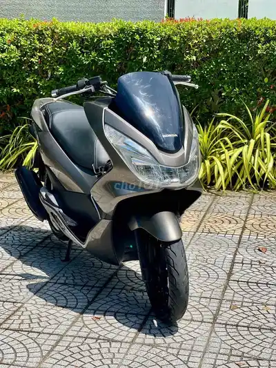 Серый скутер Honda PCX