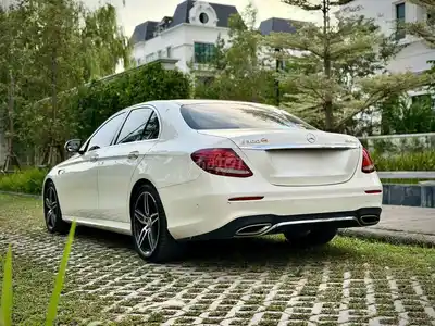 Мерседес E300 AMG 2017 белый 98000 км