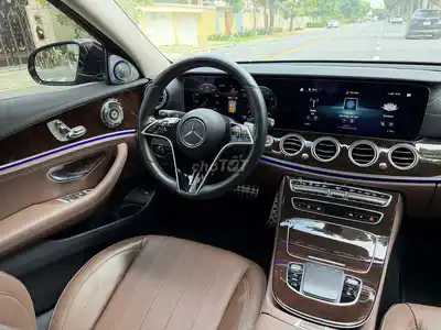 Mercedes-Benz E200 Exclusive 2021 черный 8100 миль