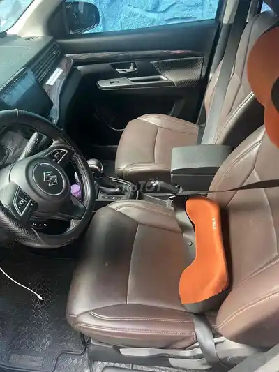 Suzuki Ertiga 7 мест, коричневая