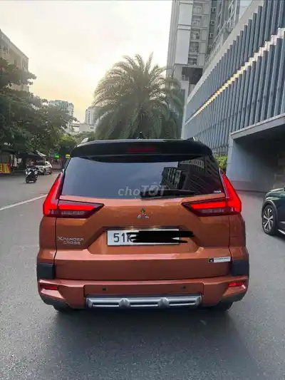 Mitsubishi Xpander Cross 2023 30 тыс. км черный оранжевый