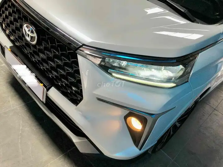 Toyota Veloz Cross Top Белый 7 мест 70000 км