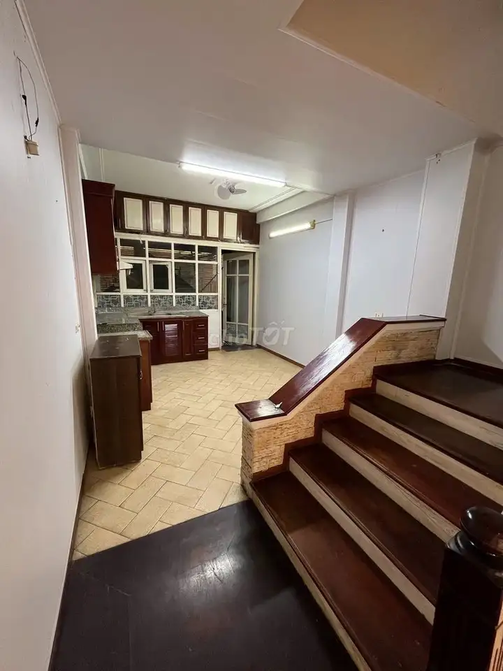 Cho thuê nhà 5 tầng Văn Cao, Ba Đình, Hà Nội