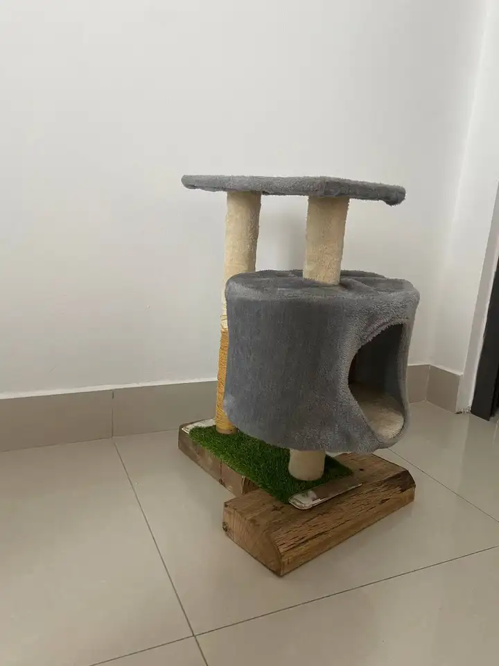 Полу самодельный кошачий дом