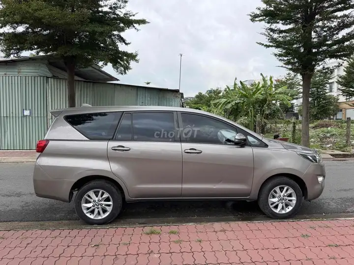 Toyota Innova E 2018, цвет золото металлик