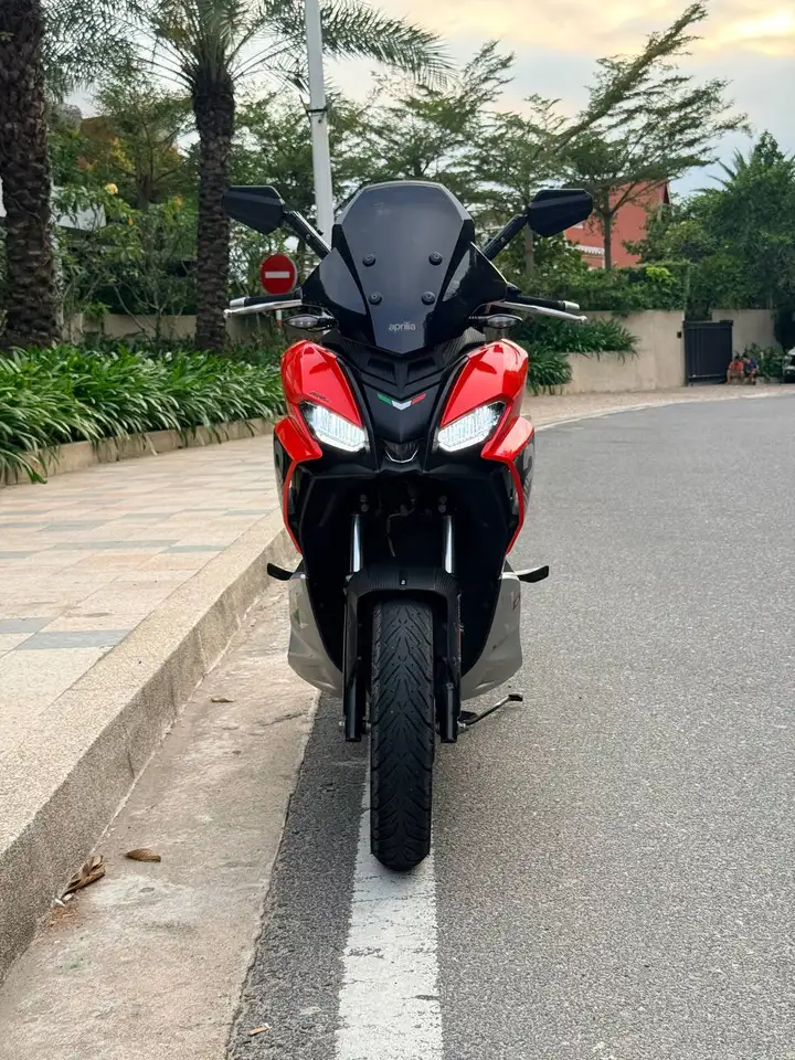 APRILIA SR GT 200
