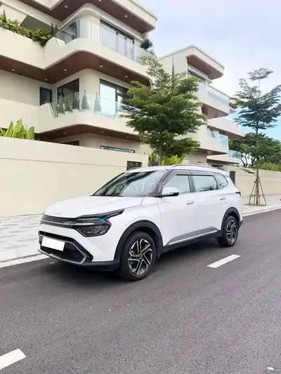 KIA CARENS 1.5G LUXURY 2024 Белый 7 мест