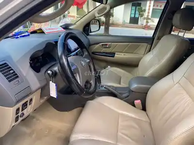 Toyota Fortuner SUV 7 мест Автомат Серебристый
