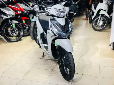 Мотосалон Тхинь Phat - Honda Vision серого цвета с ханойскими номерами