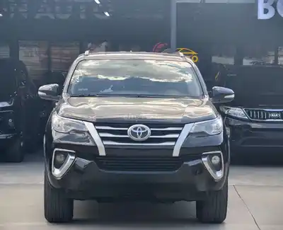 ЧЕРНАЯ МАСЛЯНАЯ МАШИНА С МЕХАНИЧЕСКОЙ КОРОБКОЙ ПЕРЕДАЧ TOYOTA FORTUNER 2017
