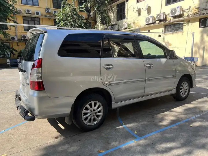 Toyota Innova 2013 серебристый 130 тыс. км