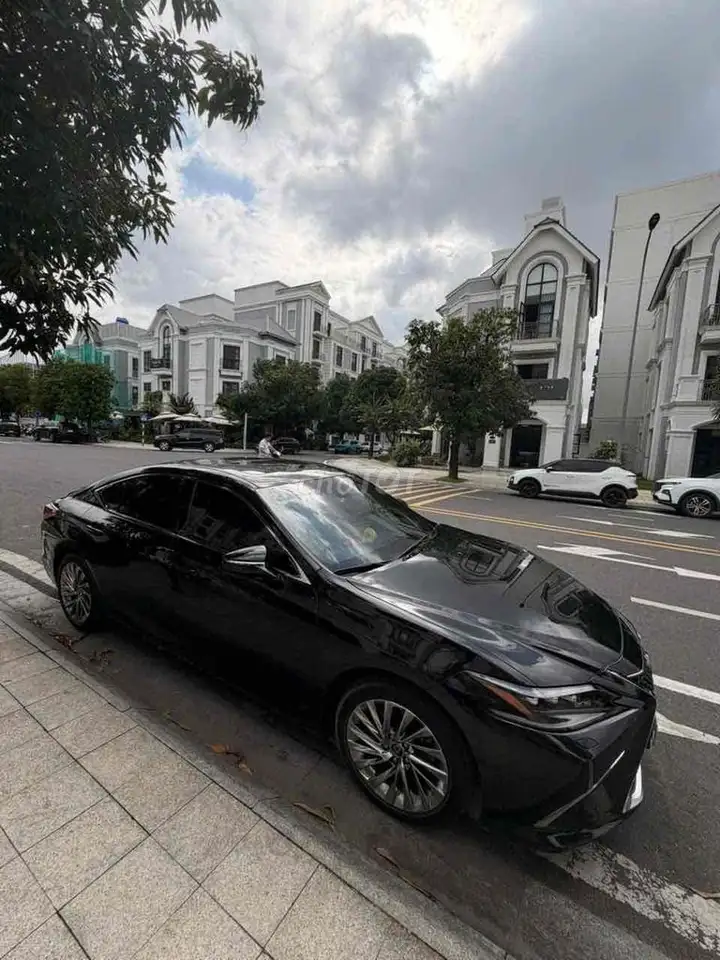 Lexus ES 250 2025, черный, 16 038 км