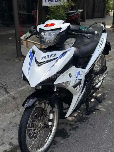 Модифицированный Yamaha Exciter 150 с номерами 75 и родным тихим мотором