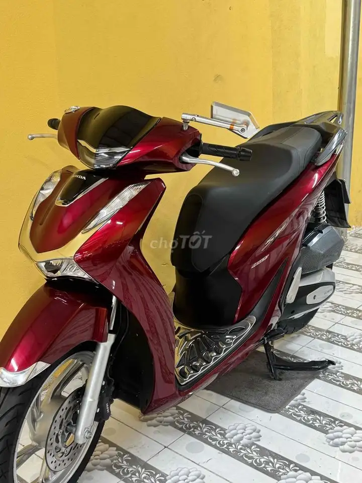 Honda SH 160 2024 красный 9000 км