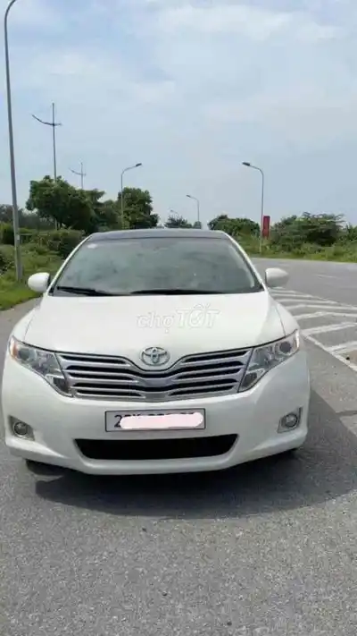 Белая Toyota Venza, импортная