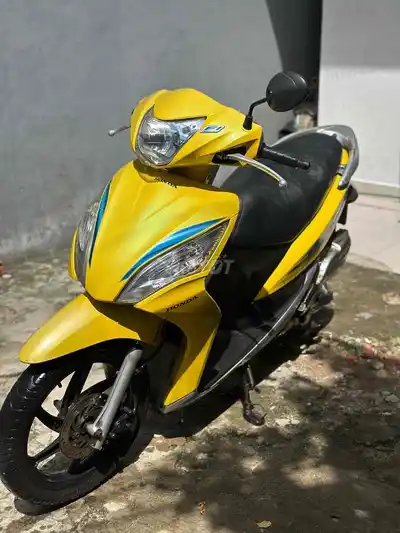 Honda Vision 2012, жёлтый