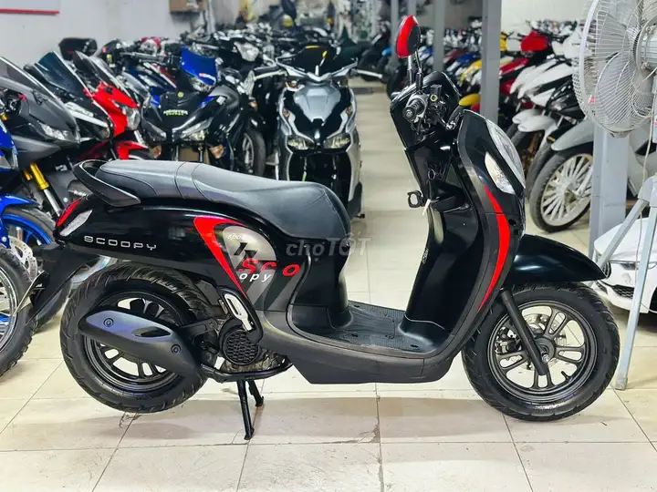 Мотосалон Thịnh Phát - Honda Scoopy 125 глянцево-черный с ханойским номером