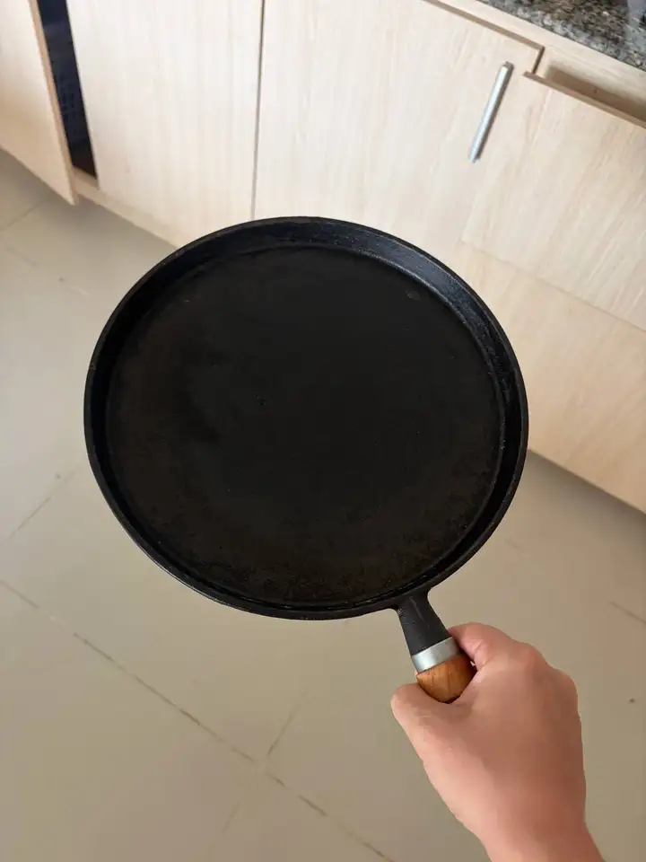 Чугунная тяжелая сковородка с деревянной ручкой