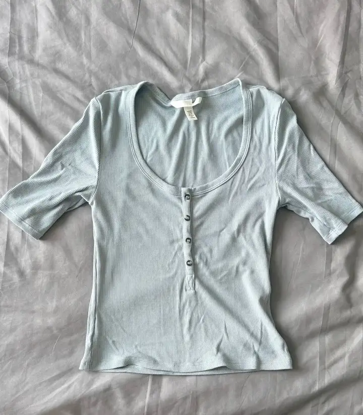 Levi's 94 Baggy Shorts, футболка Slavic Face, топ H&M, брюки Uniqlo