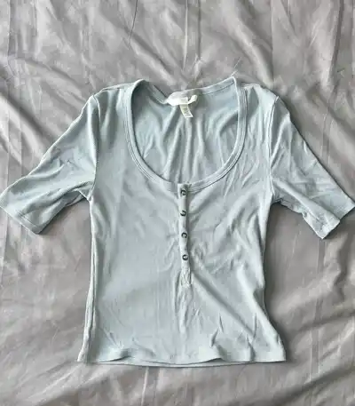 Levi's 94 Baggy Shorts, футболка Slavic Face, топ H&M, брюки Uniqlo