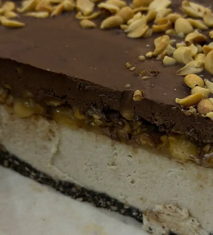 Чизкейк классический с карамелью и свежей клубникой из Далата