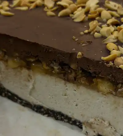 Чизкейк классический с карамелью и свежей клубникой из Далата