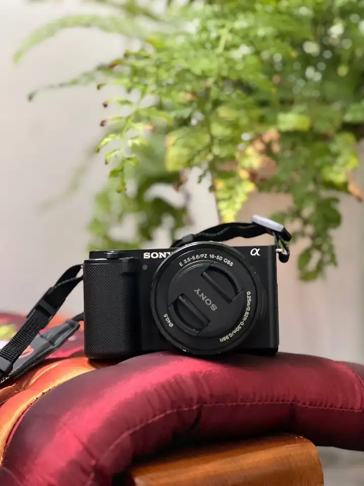 Sony ZV-E10 с китовым объективом 16–50 мм