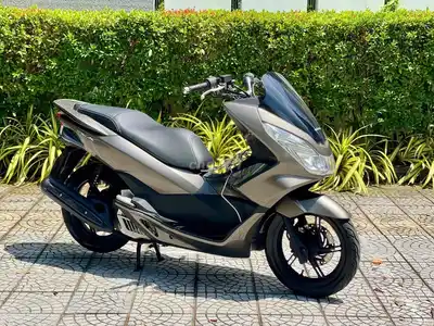 Серый скутер Honda PCX
