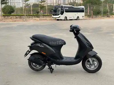 Черный скутер Piaggio Zip