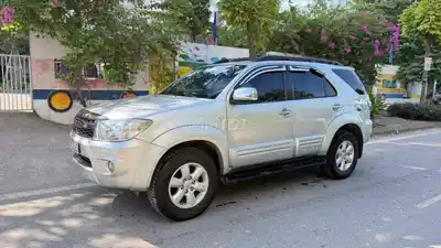 Toyota Fortuner 2012 механика дизель серебристый