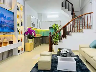 Сдается дом с 3 спальнями в переулке 1 Bui Xuong Trach, Thanh Xuan, полностью укомплектован