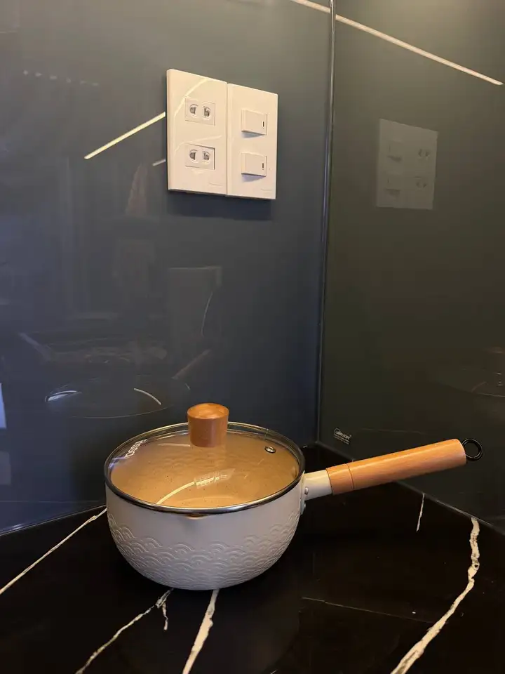 Кастрюля, баночки, зеркало, стеллаж, ваза, подставки, коврик, контейнеры
