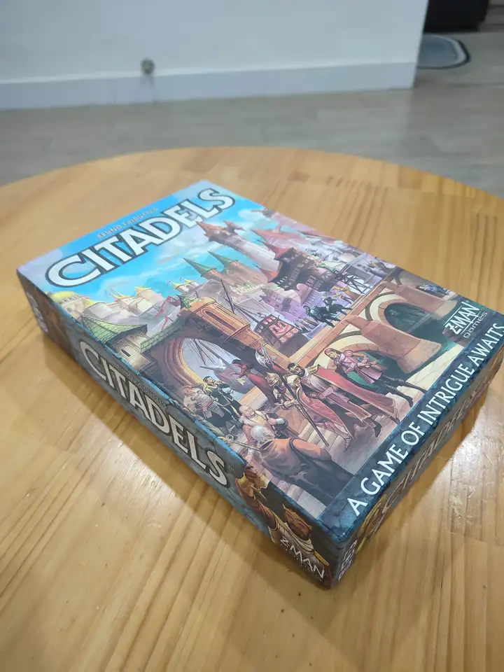 Разные вещи: настольная игра, мышь, кроссовки, игрушка, весы, пэд, кабель, лампа, дождевик, шлем