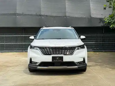 KIA Carnival Signature 2023 7-местный белый 77 000 км